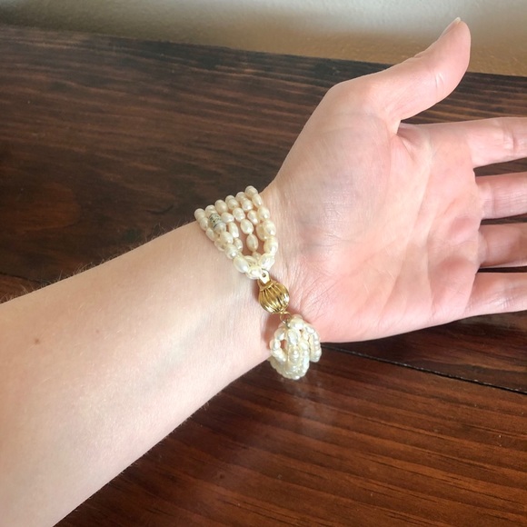 Freshwater Seed Pearl Bracelet w/ Gold Tone Clasp. - Picture 5 of 5